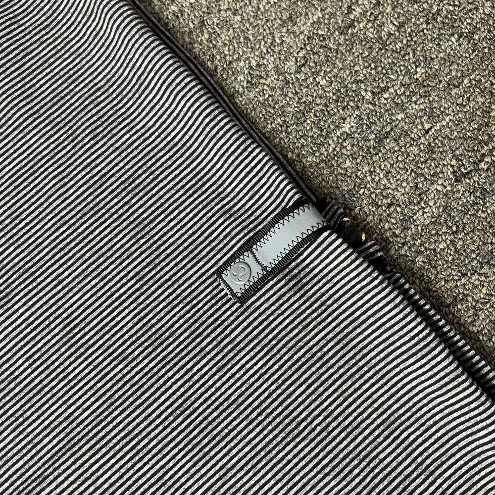 Lululemon Vinyasa Scarf Womens One Size Black Gray Tonka Stripes 28x26‎ Zipper